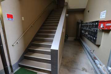 B棟エントランス※B棟はエレベーター無しです。