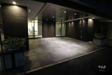 エントランス（夜）