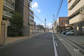 敷地北側の前面道路