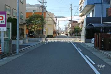 敷地北側の前面道路(東側から)