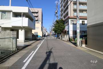 敷地西側の前面道路(南側から)