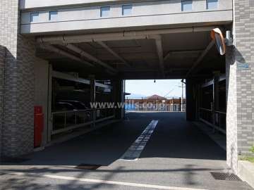 建物1階部分にある敷地内駐車場（機械式）