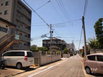敷地北側の前面道路（東から）