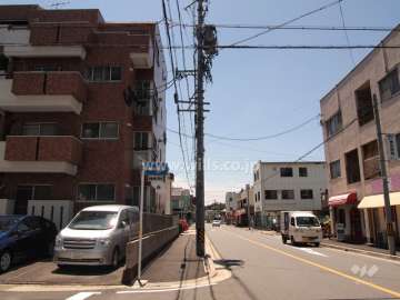 敷地西側の前面道路（北から）