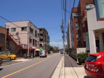 敷地西側の前面道路（南から）