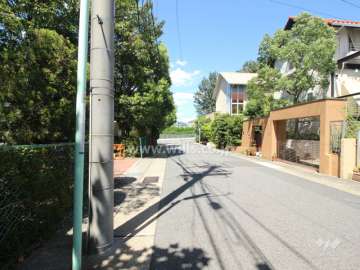 敷地東側の前面道路