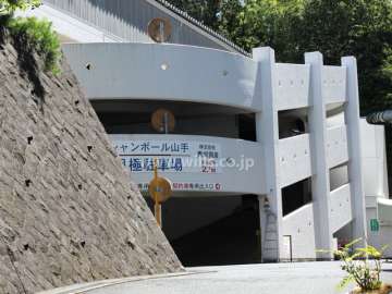 駐車場出入り口。駐車場は全棟共通です。