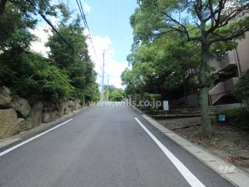 敷地北側の前面道路.マンションは坂道に建っています.