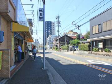 敷地西側の前面道路