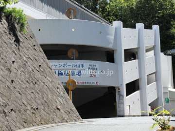 駐車場出入り口。駐車場は全棟共通です。