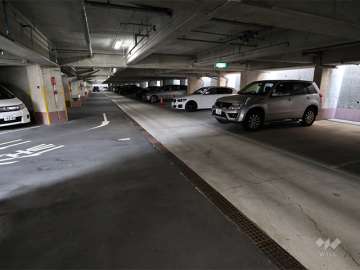 地階にある敷地内駐車場（屋内平面式）