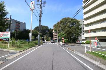 敷地南西側の前面道路（南東側から）