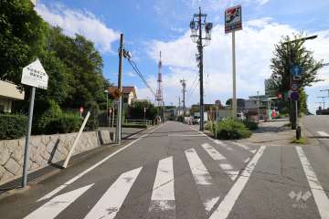 敷地南西側の前面道路（北西側から）