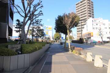 敷地東側の前面道路。交通量の多い道路に面しています。