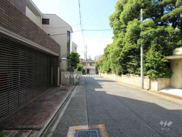 敷地北側の前面道路