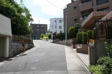 敷地北側の前面道路
