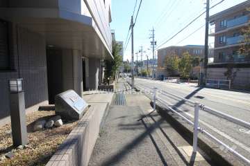敷地西側の前面道路