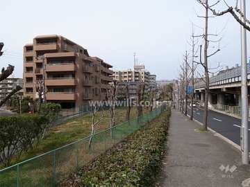 敷地の東側には緑地を挟んで、新御堂筋が走っています。