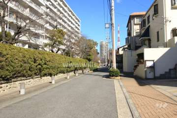 敷地南側の前面道路
