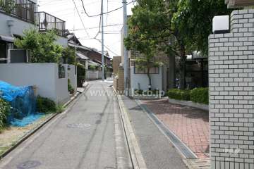 敷地南側の前面道路