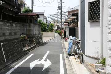 敷地北側の前面道路