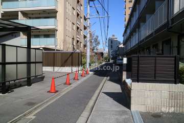 敷地東側の前面道路(南側から)