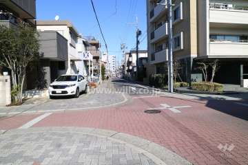 敷地西側の前面道路(南側から)