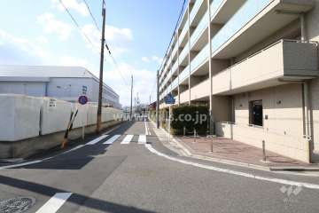 敷地南側の前面道路