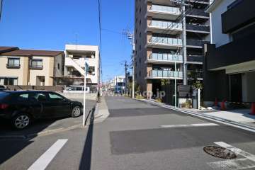 敷地西側の前面道路(南側から)