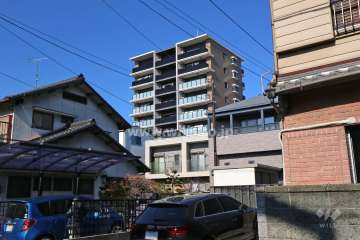 プラセシオン昭和吹上の遠景。周辺は店舗や事務所が混在する住宅地です。