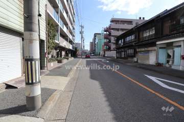 敷地南側の前面道路
