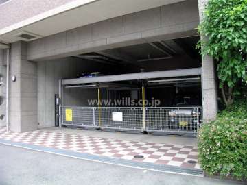 建物1階部分にある敷地内駐車場（機械式）