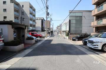 敷地北側の前面道路（西側から）