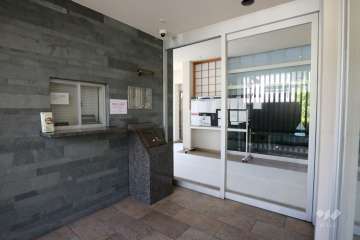 エントランスはオートロック付きです。