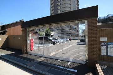 駐車場の出入り口（リングシャッター付き）