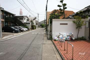 敷地南側の前面道路