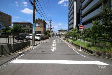 敷地東側の前面道路(南側から)