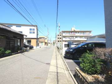 敷地西側の前面道路
