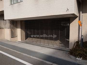 リングシャッター付きの敷地内駐車場