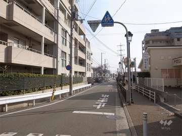 南側の前面道路。敷地は南西の角地で、開放感のある立地。