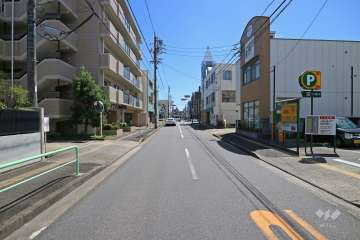 敷地北西側の前面道路。両側二車線の通りです。