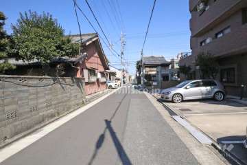 敷地西側の前面道路