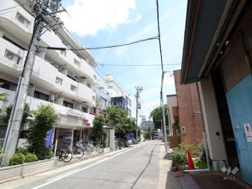 敷地南側の前面道路（西から）