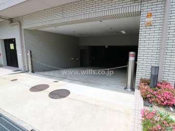 敷地内駐車場。入り口はロボットゲートです。