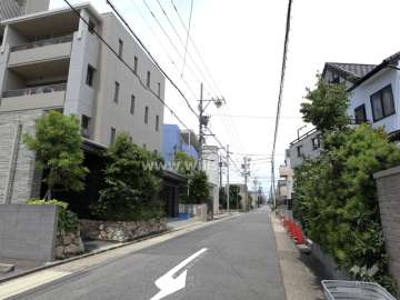 敷地北側の前面道路（東から）