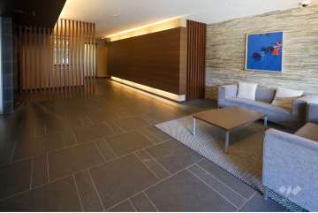 談話スペースとエントランスホール