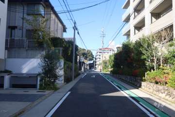 敷地南側の前面道路