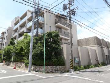 グランドメゾン川名ウエストレジデンスの外観（北東から　駐車場エリア含む）