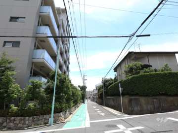 敷地南側の前面道路（西から）