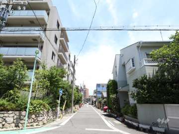 敷地東側の前面道路（南から）